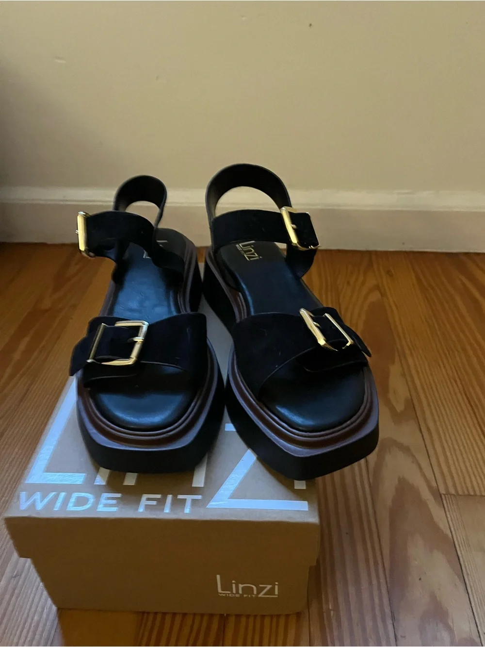 Source Wide Fit Black Flatform Buckle Sandals US size 8